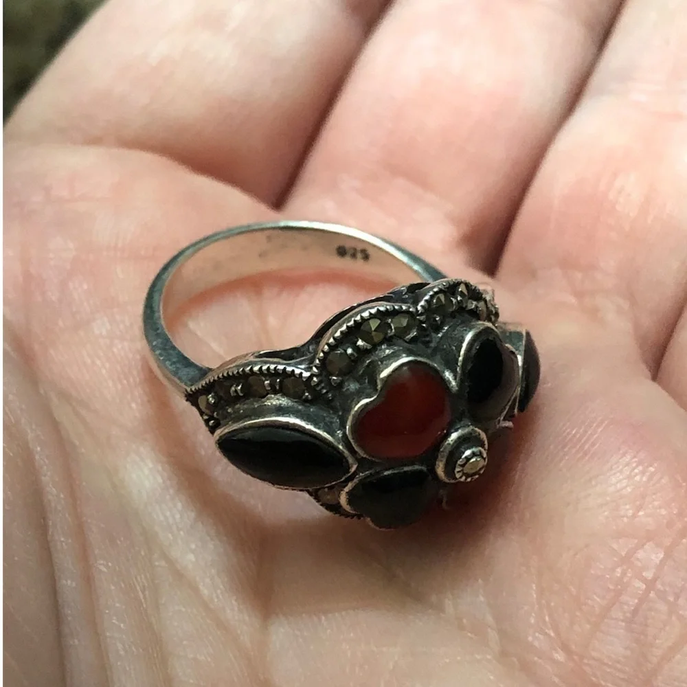 Vintage 925 sterling silver black & red stones & marcasite 8.25-8.5